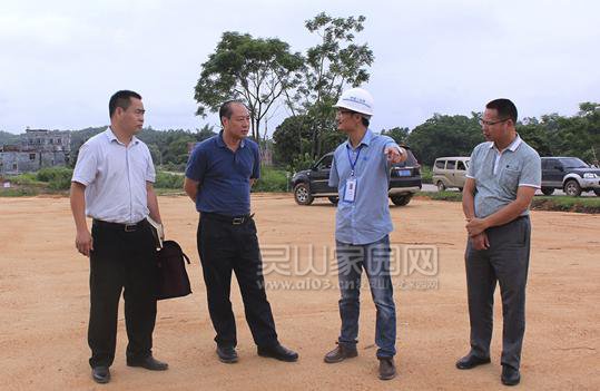 莫东培在陆屋至灵山一级公路那隆镇龙门江施工点检查