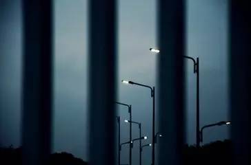 年底了,传话给老赖,欠钱不还可能会被判刑坐牢