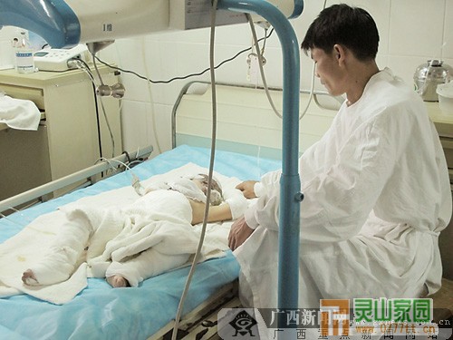 烧伤患者正痛苦地躺在病床上，等待救急血液进行手术。（伍鸽玲摄） 