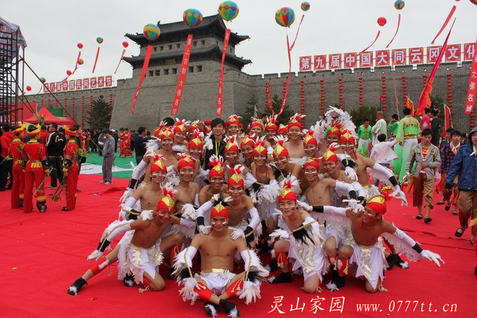 《鹤舞》节目演出成员在第八届中国民间艺术节上留影