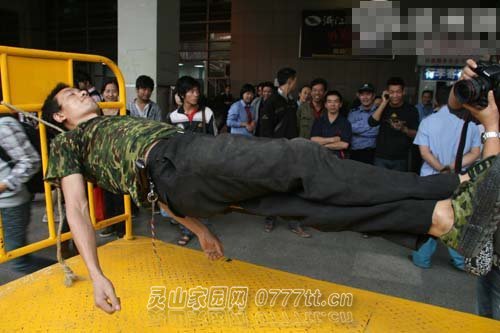 古墓派销魂睡姿，哥很坦然，一般人啊你练不成！！（这是不久前发生在杭州火车站的真实.jpg