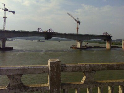 防城码头 在建立大桥