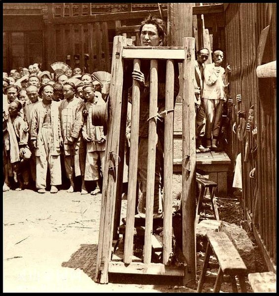 受刑者脚下的木板或者砖块，每天都会被抽走一块- -1900年.jpg