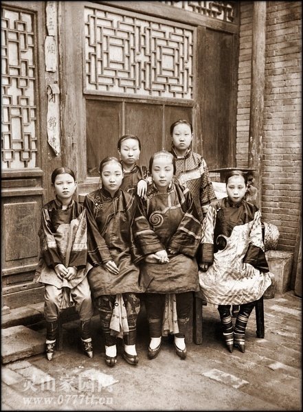 缠足的女孩子们 1901.jpg