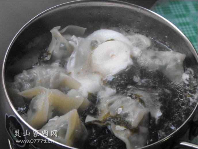 紫菜鸡蛋汤配饺子