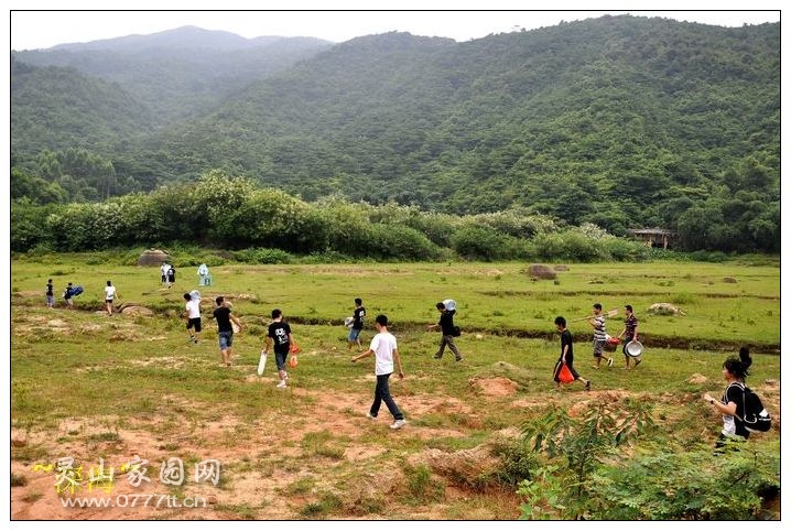 找个平坦开阔的地方作活动场地