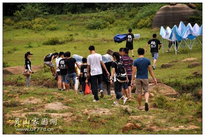 跨过小水溪就是今次活动的场地