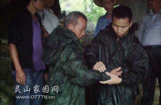 消防官兵为老人穿雨衣