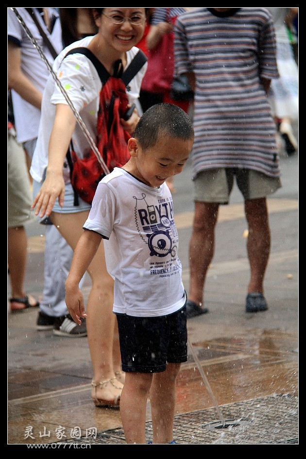 不要玩水，你会湿身的.jpg