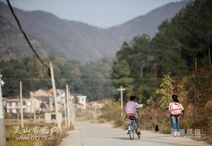 12月4日，湖南湘乡梅桥镇，放学后9岁的小燕和小翔（化名）依旧搭伴走在放学的乡村小路，对于孩子的她们并不 ...