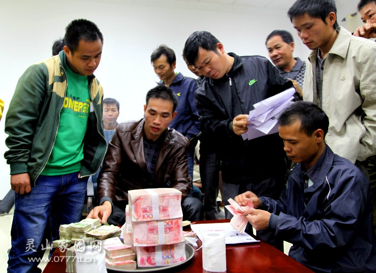 项目部加班为农民工发放工资