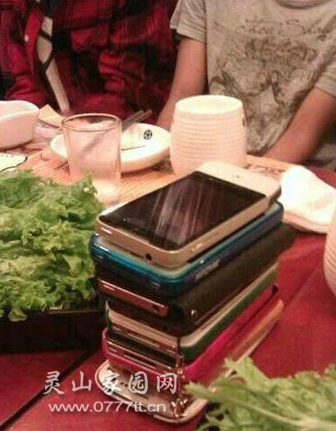 聚餐必须要定这样的规矩！谁先碰手机就买单。。.jpg