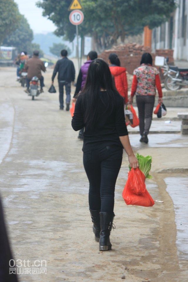 图为2014年01.25日扫街，一女孩去买菜回家的路上，这样的背景很美！！