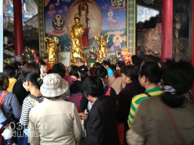 美女还是大把的，只不过人家走近我时不好意思拿手机对着人家，而且我也怕被方丈踢出大殿，所以就对不住各位 ...