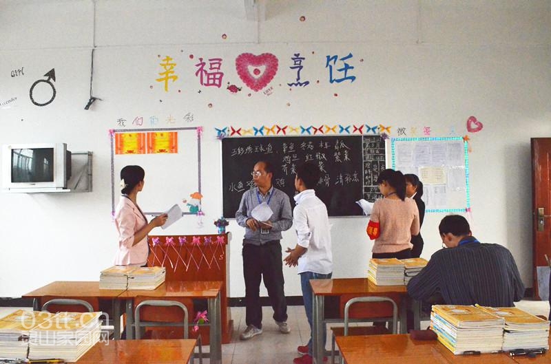　　　评委认真听解说员的介绍