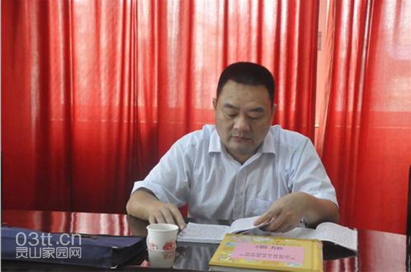 县督导组领导县纪委副书记吴行新认真察看学习资料