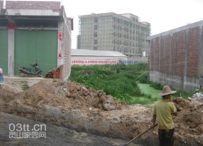 地皮前面的路正在埋管，平整中