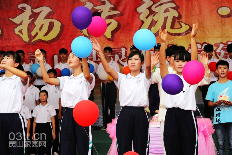 在校学生放飞梦想的气球.JPG