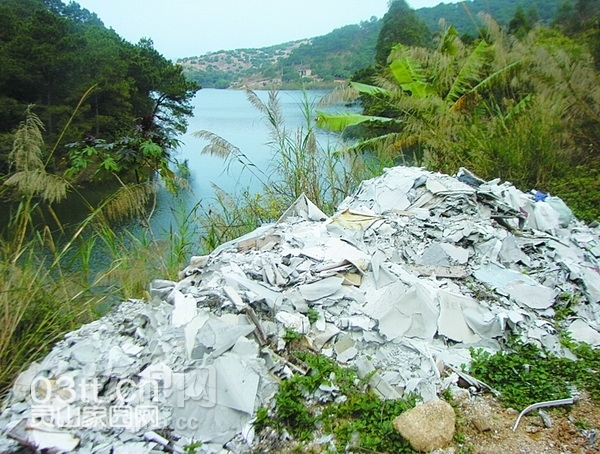 近日,記者在靈山縣佛子鎮採訪時,看到在泗州公路靈東水庫的岸堤上,卻