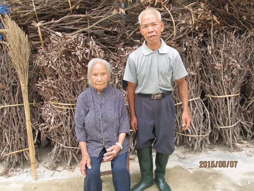 百岁老人训斥儿子图片