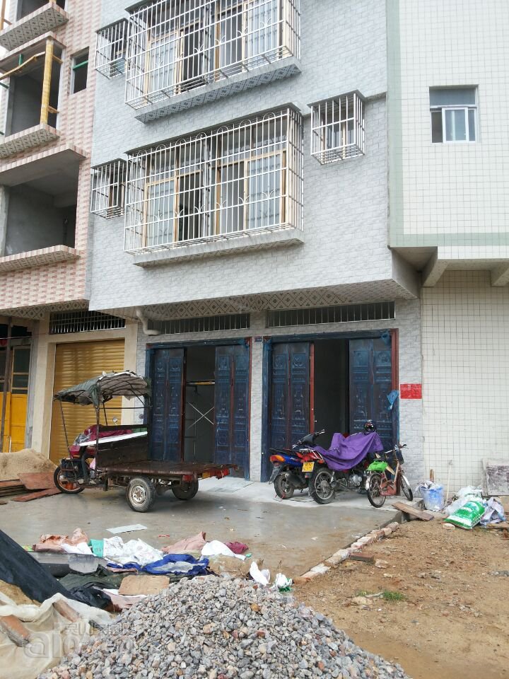 大门口，装修师傅的车