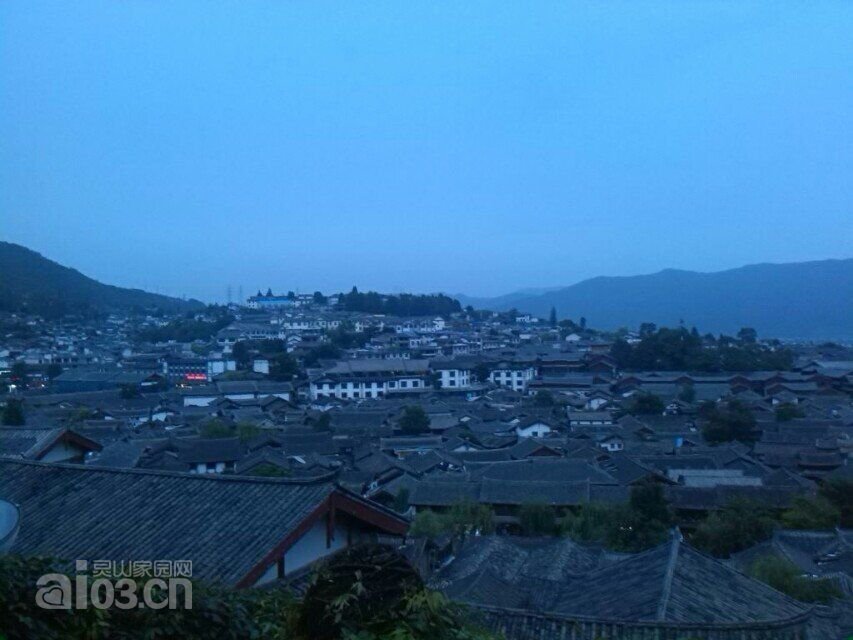 登高一望，这里可以看到整个丽江古城的全景，在此欣赏美丽的丽江古城夜景是最佳的。