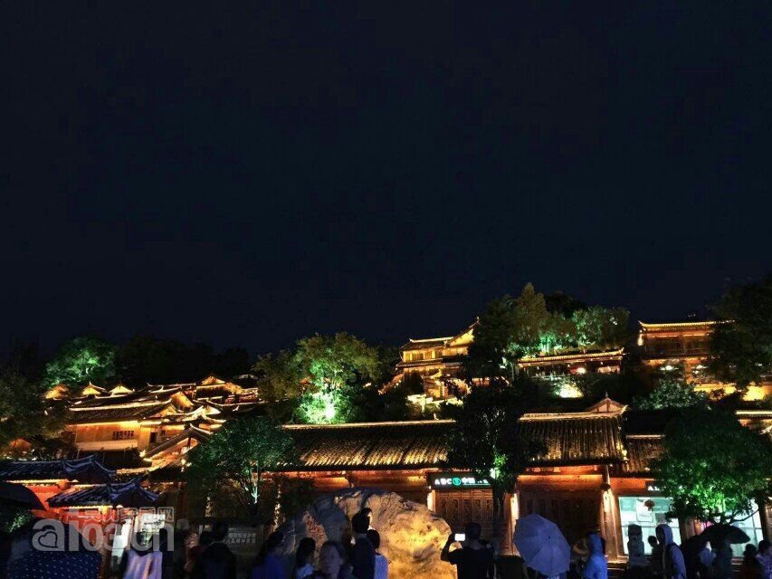 最后，我们以这一张丽江古城的夜景做收尾，也许才是最好的。一切尽在画中。