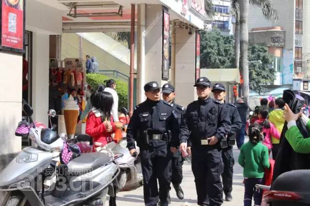 5民警在步行街巡逻.jpg