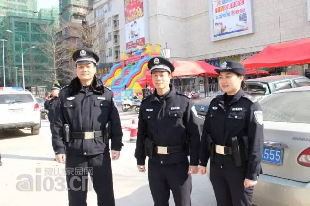 7民警在湘桂广场巡逻.jpg