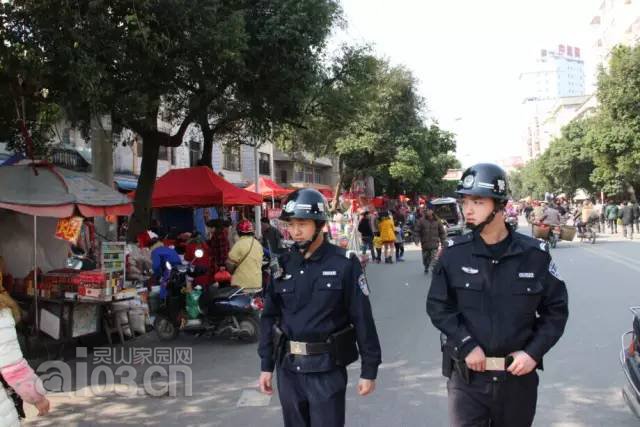 6民警在丰江路巡逻.jpg