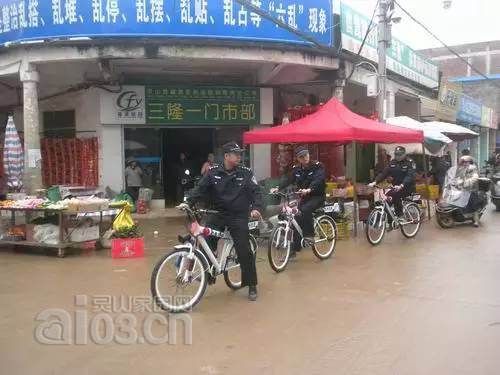 96隆派出所民警启用警用自行车巡逻.jpg