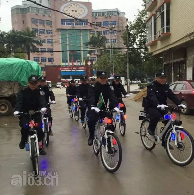 98巡逻防控大队民警启用警用自行车巡逻.jpg