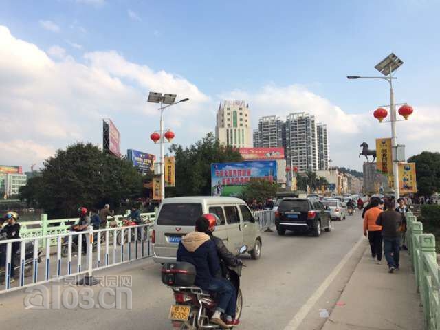 7最终，在交警哥哥的英明指挥下，两车先往前面空旷地带再另行讨论，而在后面被塞了好.jpg