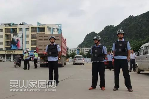 图为民警设点盘查过往车辆