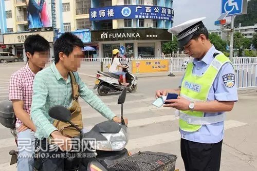 图为民警在检查驾驶员的行驶证和驾驶证