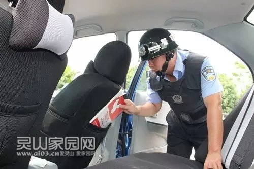 图为民警对车辆进行检查