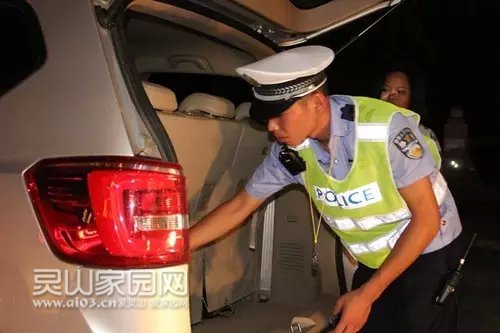 图为民警对车辆进行检查