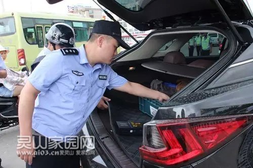 图为民警对车辆进行检查