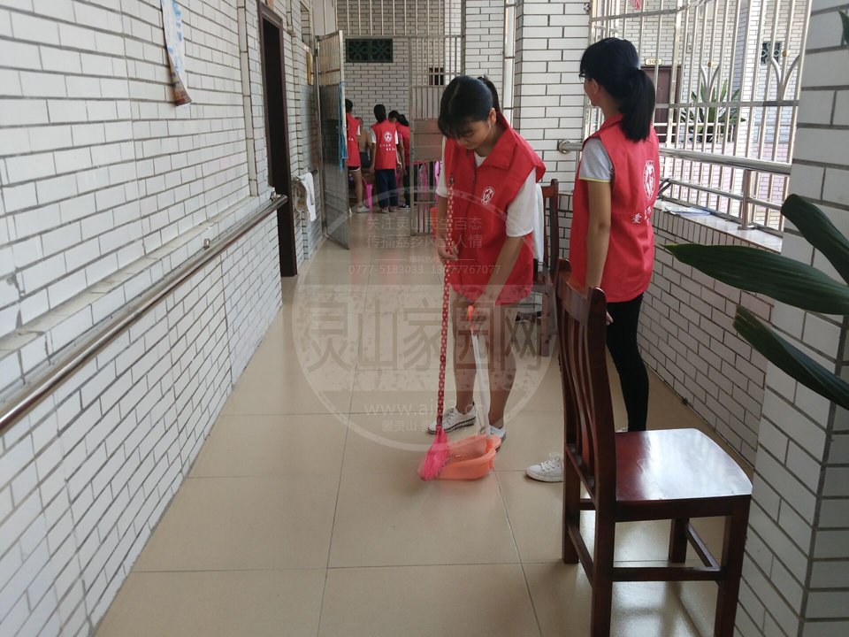 图二：学生志愿者在打扫福利院宿舍卫生.JPG