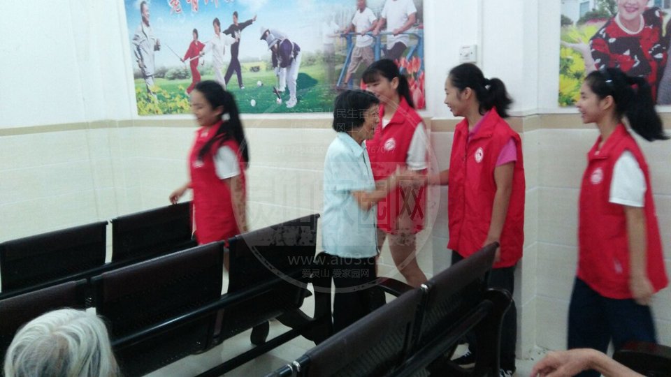 图五：谭奶奶依依不舍地与学生志愿者握手告别.JPG