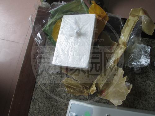 图为被缴获的毒品.jpg