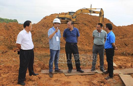 莫东培在陆屋至灵山一级公路那隆镇县机动车驾驶人考试训练场施工现场检查