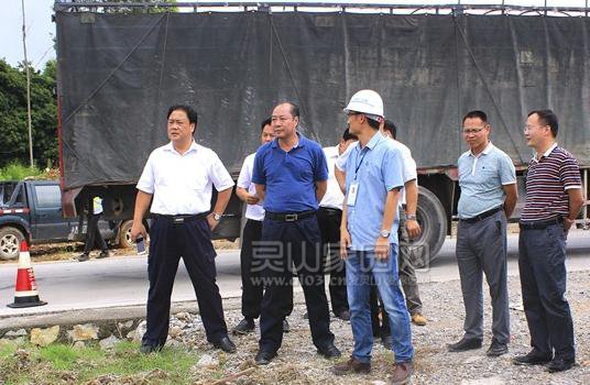 莫东培在陆屋至灵山一级公路檀圩镇四联村施工点检查