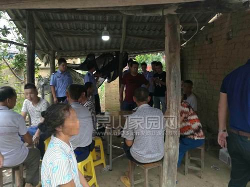 图为警方捣毁赌场现场.jpg