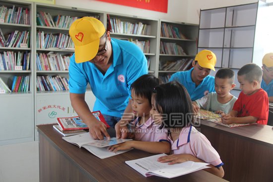 大学生志愿们与孩子们一起学习课本知识