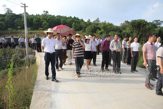 韦戴卓和贫困村党组织书记在蒙塘村参观