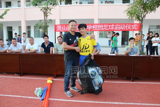 滨乐食品厂董事长甘翀宇向龙岗中学捐赠足球训练器材