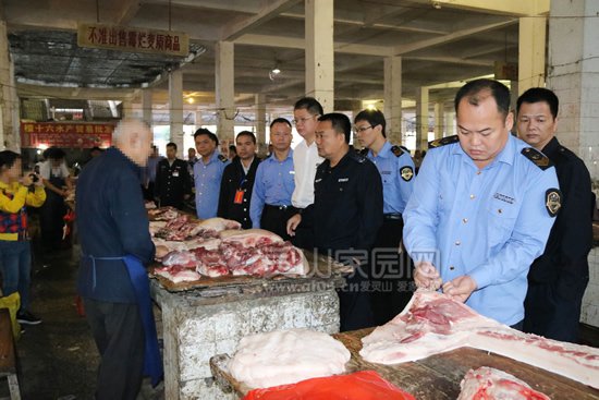 执法人员在五利市场扣押未经检验检疫的生猪肉品