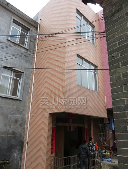 图为吴某强现有三层住房