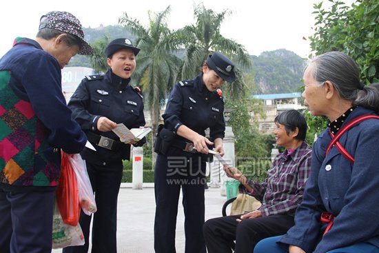 警花向群众发放小卡片